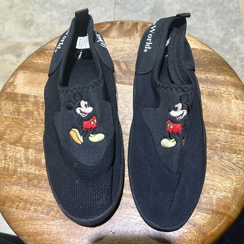VINTAGE MICKEY WALT DISNEY WORLD WATER SHOES-SIZE 7-FITS LIKE A  WOMENS 71/2-8
